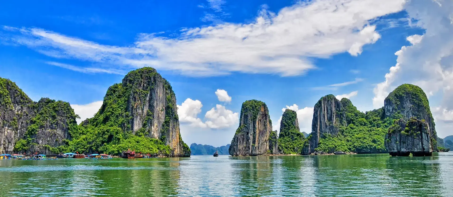 Islotes kársticos cubiertos de vegetación sobre las aguas verdes de la bahía de Ha Long