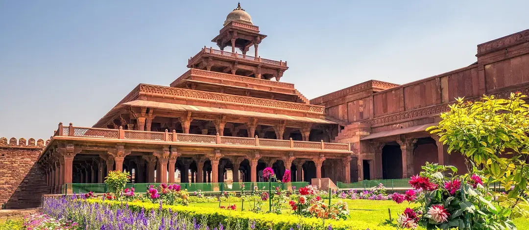 Pabellón de arenisca roja de cinco plantas con jardines en flor, en un palacio mogol del norte de la India