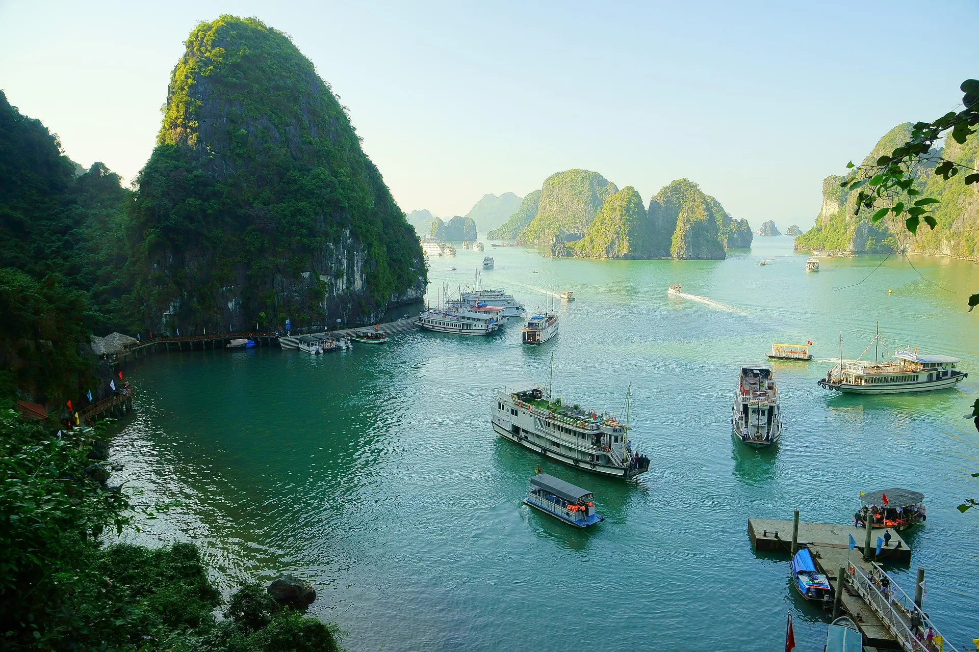 Barcos navegando entre los islotes kársticos de la bahía de Ha Long, vistos desde lo alto