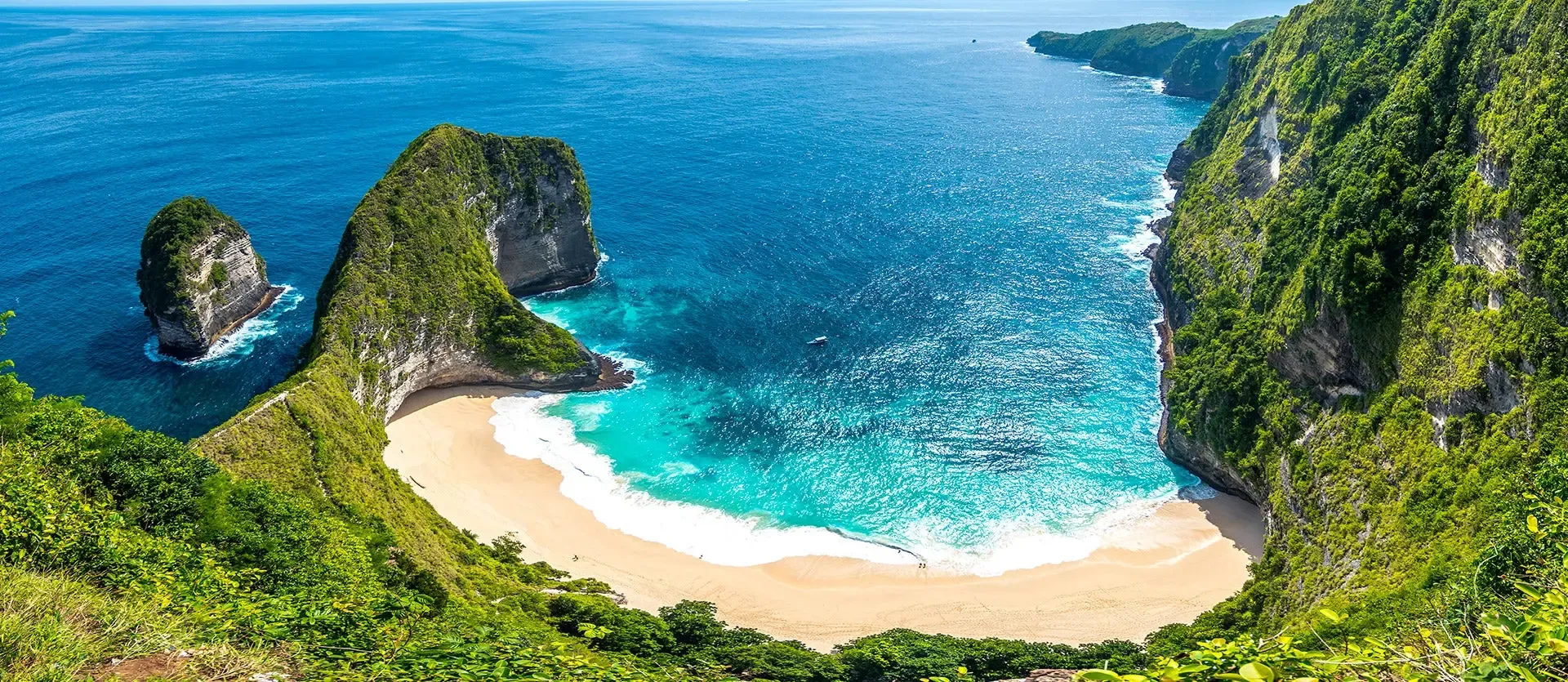 Playa de Kelingking en Nusa Penida, Bali, con acantilados verdes y mar turquesa