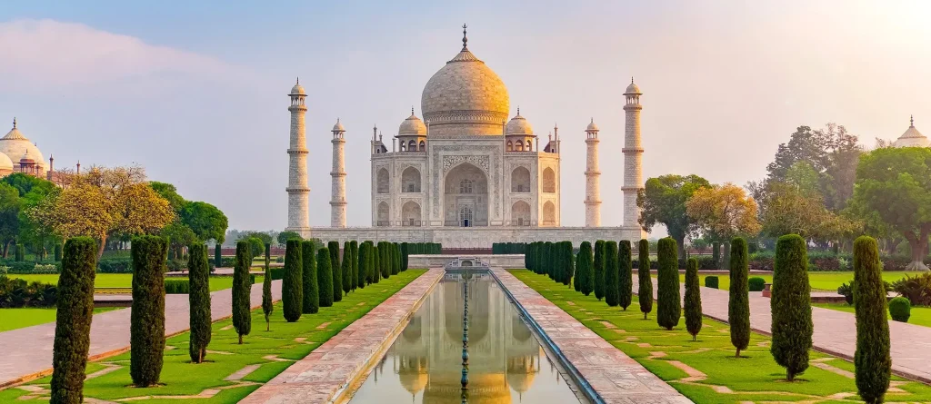 Taj Mahal con jardines y estanque reflectante en Agra, India. Taj Mahal con jardines y estanque reflectante en Agra, India.