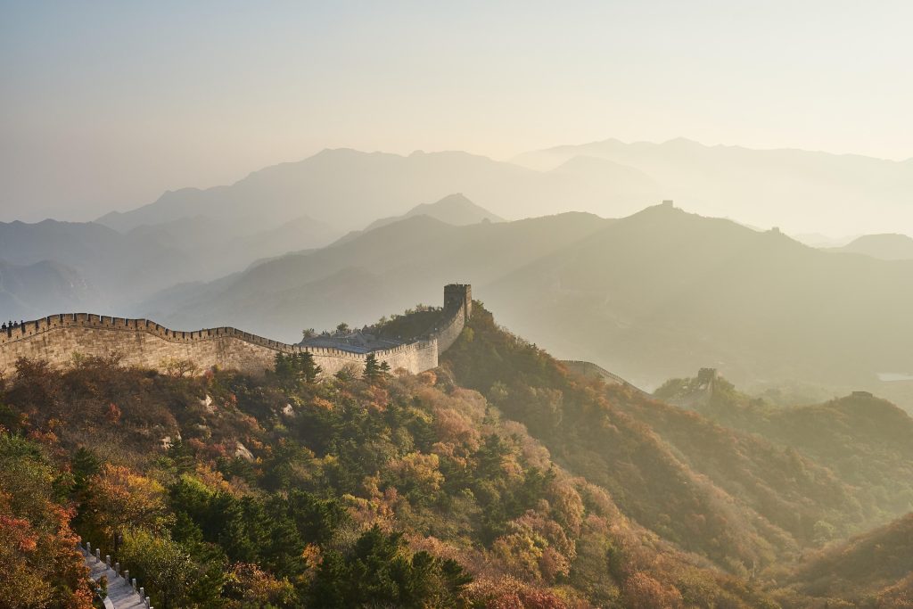 Vista panorámica de la Gran Muralla China al amanecer durante un viaje organizado por China.