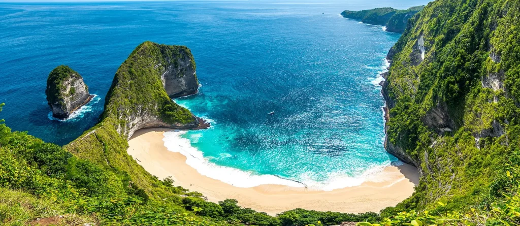 Playa de Kelingking en Nusa Penida, Bali, con acantilados verdes y mar turquesa